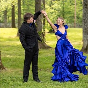 I’m selling this beautiful Sherri Hill!